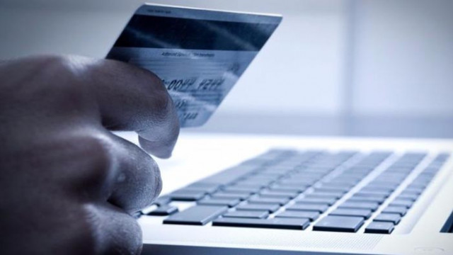 „Домашен арест“ за младеж, обвинен в теглене на пари от чужда банкова карта